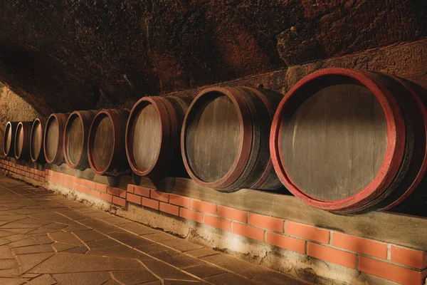 Πολλά Βαρέλια Κρασί Αποθηκεύονται Στο Ράφι Στο Κελάρι — Φωτογραφία Αρχείου