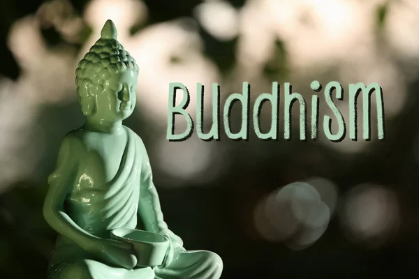 Dekorativní Buddhova Socha Slovo Buddhismus Rozmazaném Pozadí — Stock fotografie
