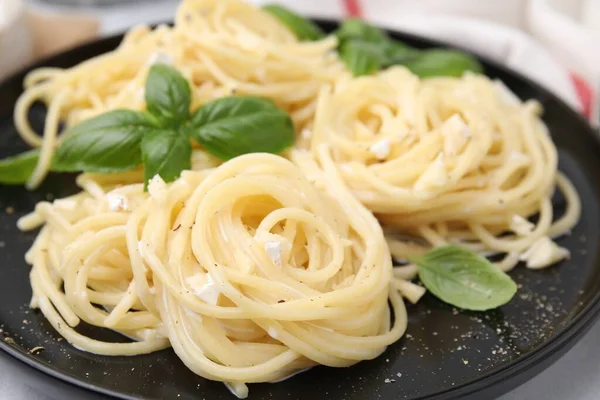 美味的意大利面 白桌上有乳酪和罗勒叶 特写镜头 — 图库照片