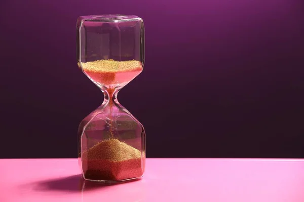 Пісочний Годинник Піском Фіолетовому Фоні Простір Тексту — стокове фото