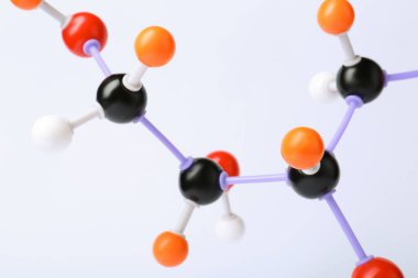 Beyaz arka planda şeker molekülü, yakın plan. Kimyasal model