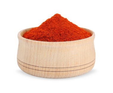 Beyaz üzerine izole edilmiş aromatik kırmızı biber tozu dolu bir kâse.