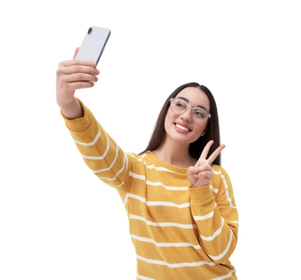 Uśmiechnięta Młoda Kobieta Robi Sobie Selfie Smartfonem Pokazuje Znak Pokoju — Zdjęcie stockowe