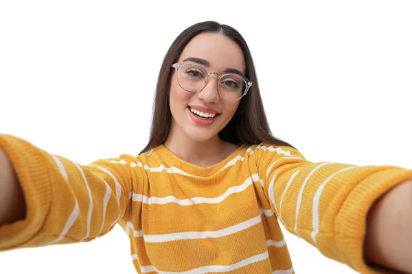 Χαμογελαστή Νεαρή Γυναίκα Που Βγάζει Selfie Λευκό Φόντο — Φωτογραφία Αρχείου