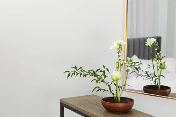 Elegante Ikebana Con Hermosas Flores Rama Verde Que Lleva Ambiente — Foto de Stock