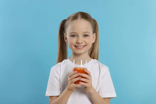 Χαριτωμένο Κοριτσάκι Ένα Ποτήρι Φρέσκο Χυμό Γαλάζιο Φόντο — Φωτογραφία Αρχείου