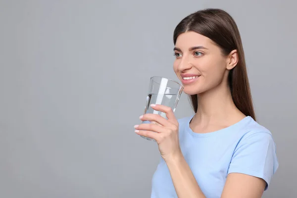 Hábito Saudável Mulher Segurando Vidro Com Água Doce Sobre Fundo — Fotografia de Stock