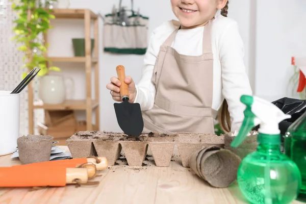 Kleines Mädchen Das Holztisch Haus Erde Torftöpfe Gießt Nahaufnahme Gemüsesamen — Stockfoto