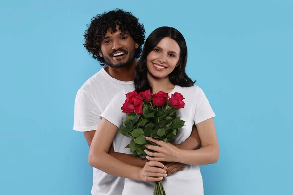 Citas Internacionales Pareja Feliz Con Ramo Rosas Sobre Fondo Azul — Foto de Stock