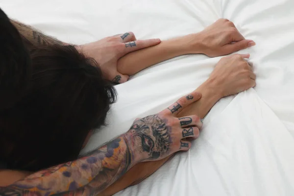 Namiętna Para Uprawiająca Seks Łóżku Zbliżenie Rąk — Zdjęcie stockowe