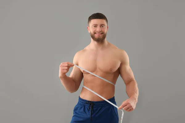 Glücklicher Athletischer Mann Taille Mit Klebeband Auf Grauem Hintergrund Konzept — Stockfoto
