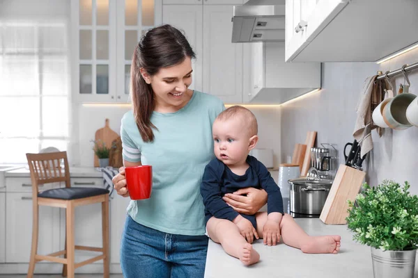 Jovem Feliz Seu Bebê Pequeno Bonito Passar Tempo Juntos Cozinha — Fotografia de Stock