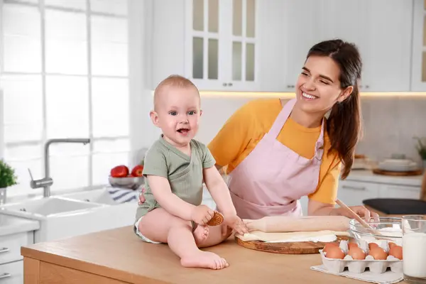 Szczęśliwa Młoda Kobieta Jej Słodkie Dziecko Gotowanie Razem Kuchni — Zdjęcie stockowe