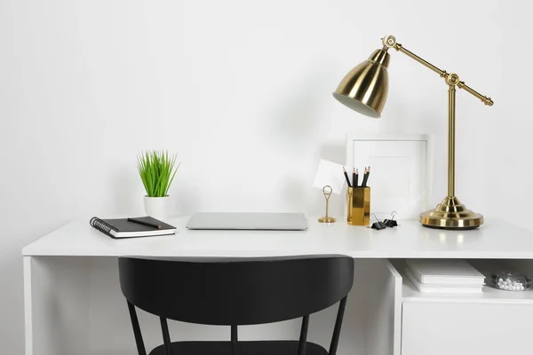 Evdeki Ahşap Masada Dizüstü Bilgisayarı Lambası Kırtasiyesi Olan Rahat Çalışma — Stok fotoğraf