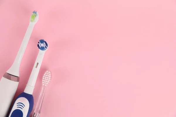 Electric Toothbrushes Pink Background Flat Lay Space Text — Stock Photo, Image