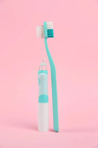 Spazzolini Elettrici Plastica Sfondo Rosa Cure Dentali — Foto Stock