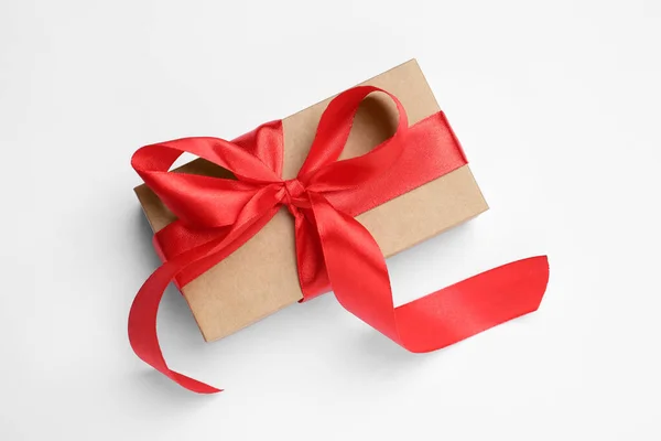 Красивая Коробка Подарка Красным Бантом Белом Фоне Вид Сверху — стоковое фото
