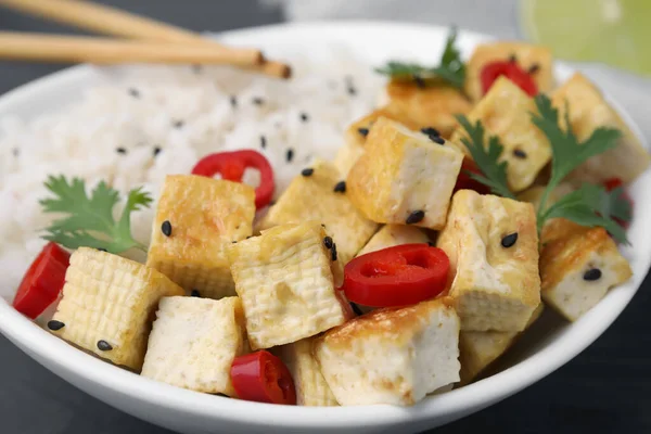 Bol Avec Tofu Frit Riz Piment Persil Sur Table Gros — Photo