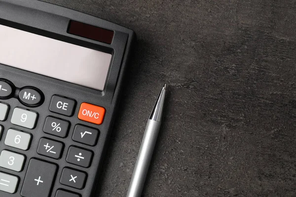 Calculator Pen Dark Gray Table Flat Lay Space Text — Stock Photo, Image
