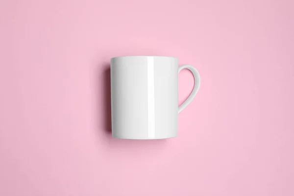 Λευκή Κεραμική Κούπα Ροζ Φόντο Πάνω Όψη — Φωτογραφία Αρχείου