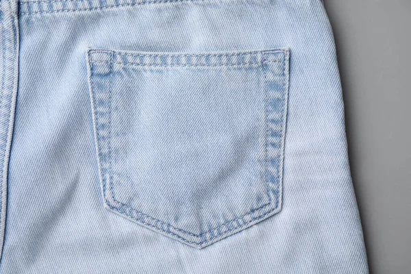 浅灰底色口袋的牛仔裤 顶视图 — 图库照片