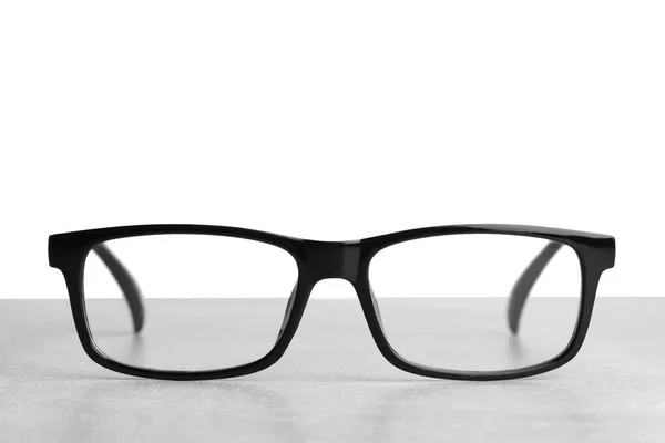 Stilvolle Brille Mit Schwarzem Rahmen Auf Tisch Vor Weißem Hintergrund — Stockfoto