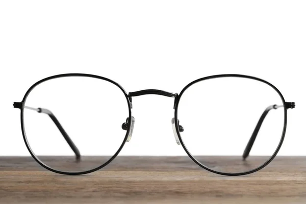 Stylové Brýle Kovovým Rámem Dřevěném Stole Bílém Pozadí — Stock fotografie