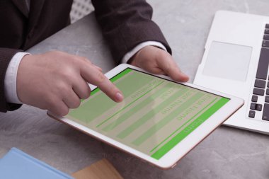 Elektronik imza. Tablet kullanan adam, yakın plan.