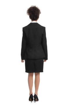 Beyaz arka planda takım elbiseli bir iş kadını.