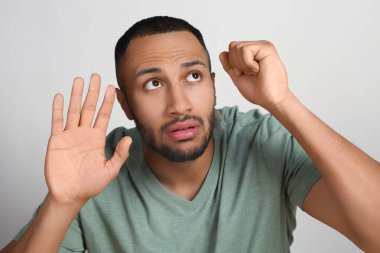 Saydam ekrana yapışmış korkmuş bir adam. İnternet bağımlılığı kavramı