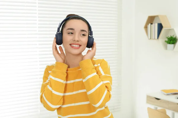 Glückliche Frau Mit Kopfhörer Genießt Musik Hause — Stockfoto