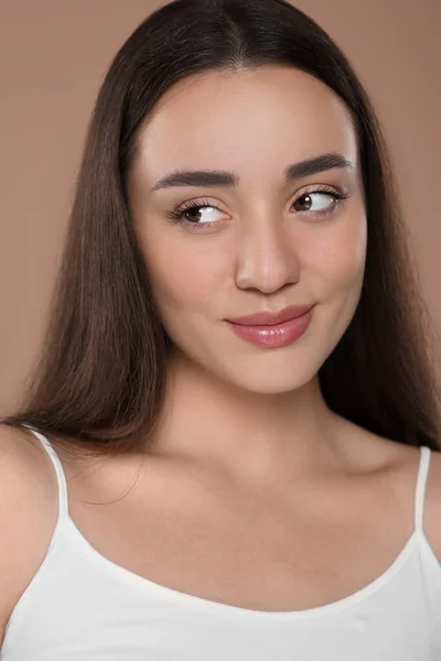Kahverengi Arka Planda Güzel Bir Genç Kadının Portresi — Stok fotoğraf