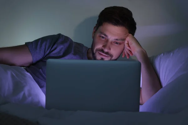 Hombre Usando Portátil Cama Por Noche Adicción Internet —  Fotos de Stock