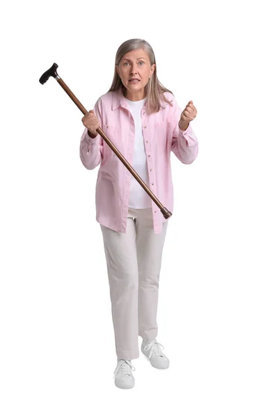 白底手杖的愤怒老年妇女 — 图库照片