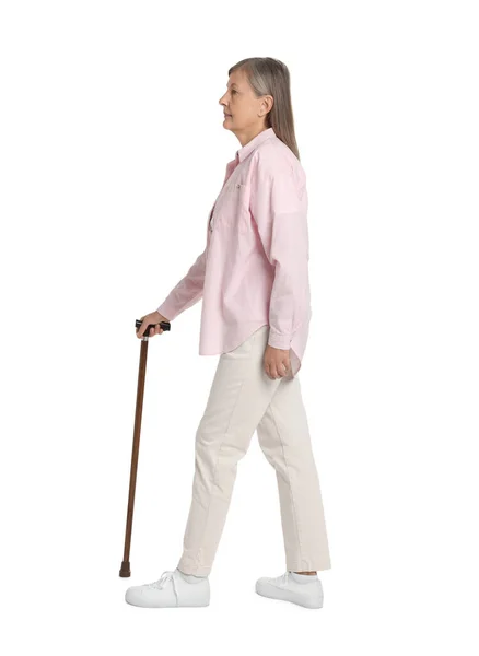 白い背景に杖を持つシニア女性 — ストック写真