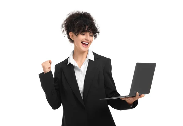 在白色背景下使用笔记本电脑的漂亮的情绪化女商人 — 图库照片