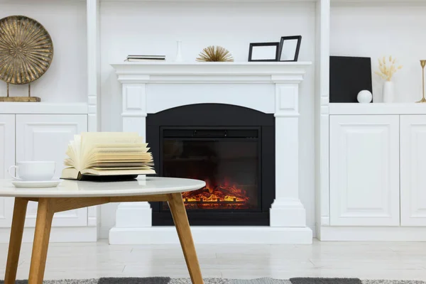 美しい暖炉とテーブルの上の本とスタイリッシュな部屋 インテリアデザイン — ストック写真