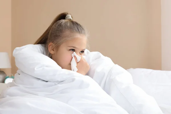 Gadis Sakit Dengan Tisu Meniup Hidungnya Tempat Tidur Dalam Ruangan — Stok Foto