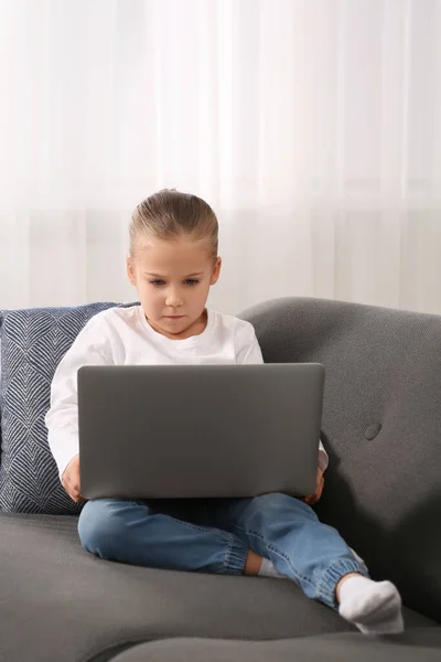 Menina Usando Laptop Sofá Casa Vício Internet — Fotografia de Stock