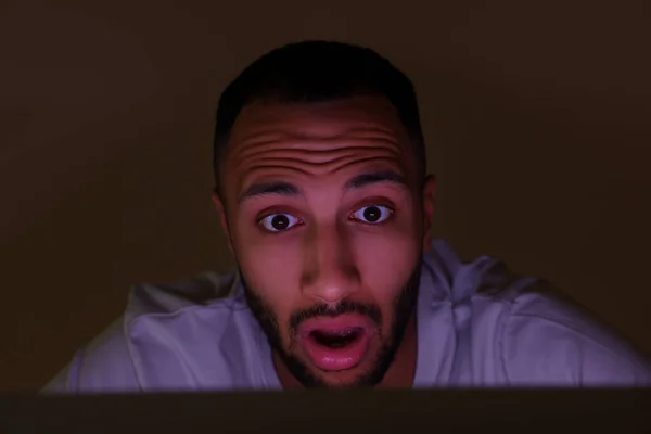 Σοκαρισμένος Άντρας Που Χρησιμοποιεί Υπολογιστή Νύχτα Εθισμός Στο Διαδίκτυο — Φωτογραφία Αρχείου