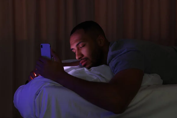 Молодой Человек Спит Держа Смартфон Постели Ночью Интернет Зависимость — стоковое фото