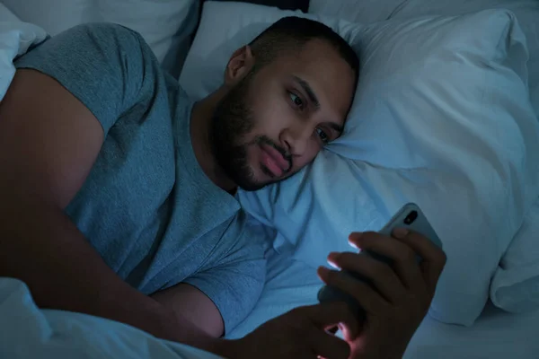 Молодой Человек Использует Смартфон Постели Ночью Интернет Зависимость — стоковое фото