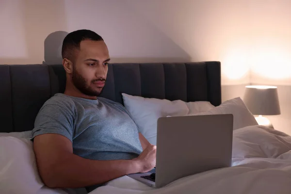 Junger Mann Mit Laptop Nachts Bett Internetsucht — Stockfoto