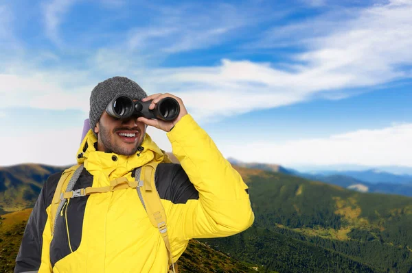 Turista Con Mochila Binoculares Las Montañas —  Fotos de Stock