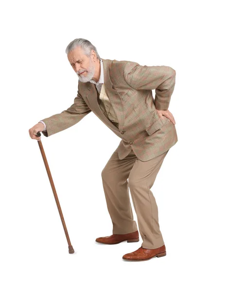 白い背景に背中の痛みに苦しんで杖を歩くシニア男 — ストック写真