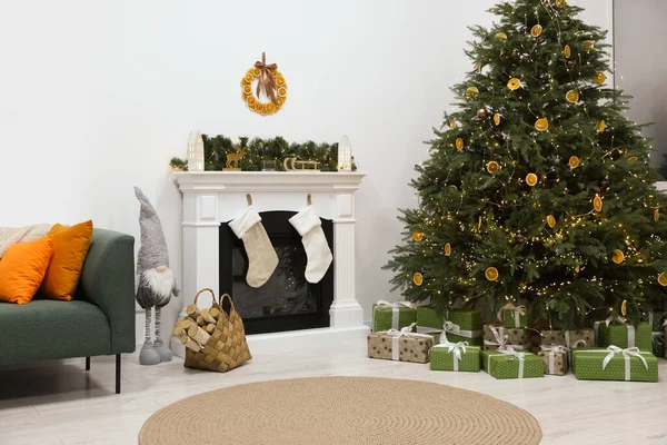 크리스마스 아래에 벽난로와 — 스톡 사진
