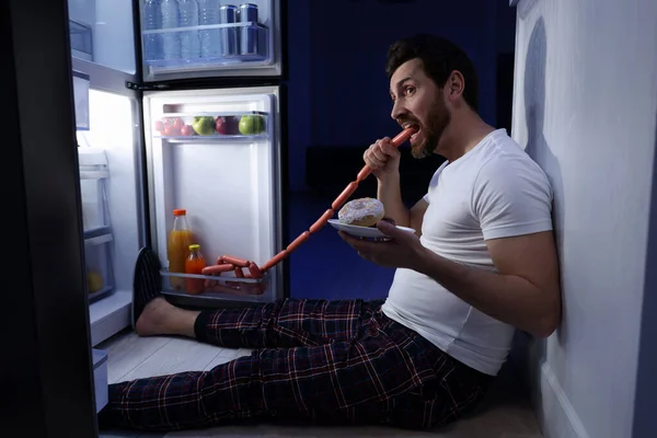 晚上在厨房冰箱边吃香肠的人 坏习惯 — 图库照片