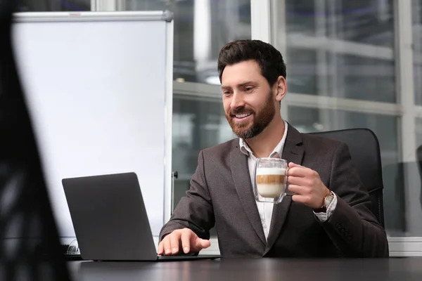 Homem Com Xícara Café Trabalhando Laptop Mesa Preta Escritório — Fotografia de Stock