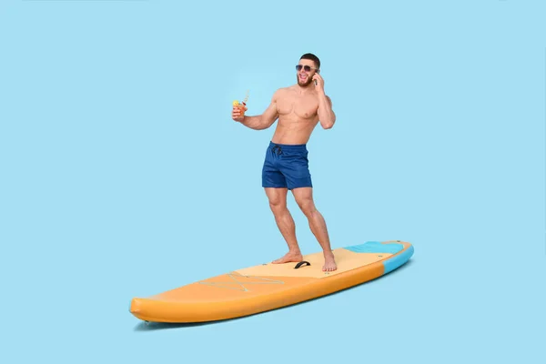 Happy Man Refreshing Drink Talking Smartphone Sup Board Light Blue — Stock Photo, Image