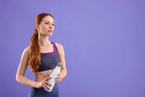 Frau Sportbekleidung Mit Thermoflasche Auf Violettem Hintergrund Platz Für Text — Stockfoto